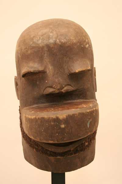 Makondé(masque), d`afrique : Tansanie-Mosambique, statuette Makondé(masque), masque ancien africain Makondé(masque), art du Tansanie-Mosambique - Art Africain, collection privées Belgique. Statue africaine de la tribu des Makondé(masque), provenant du Tansanie-Mosambique, 1203/4451-4452.Deux masques féminins ancestraux.Comme chez les Tiv ,ils ont souvent des cheveux humains implantés en guise de coiffure=(le 1èr.H.27cm.)et de barbe=(le 2eme. H.25cm.).Les makondé croient en un monde d